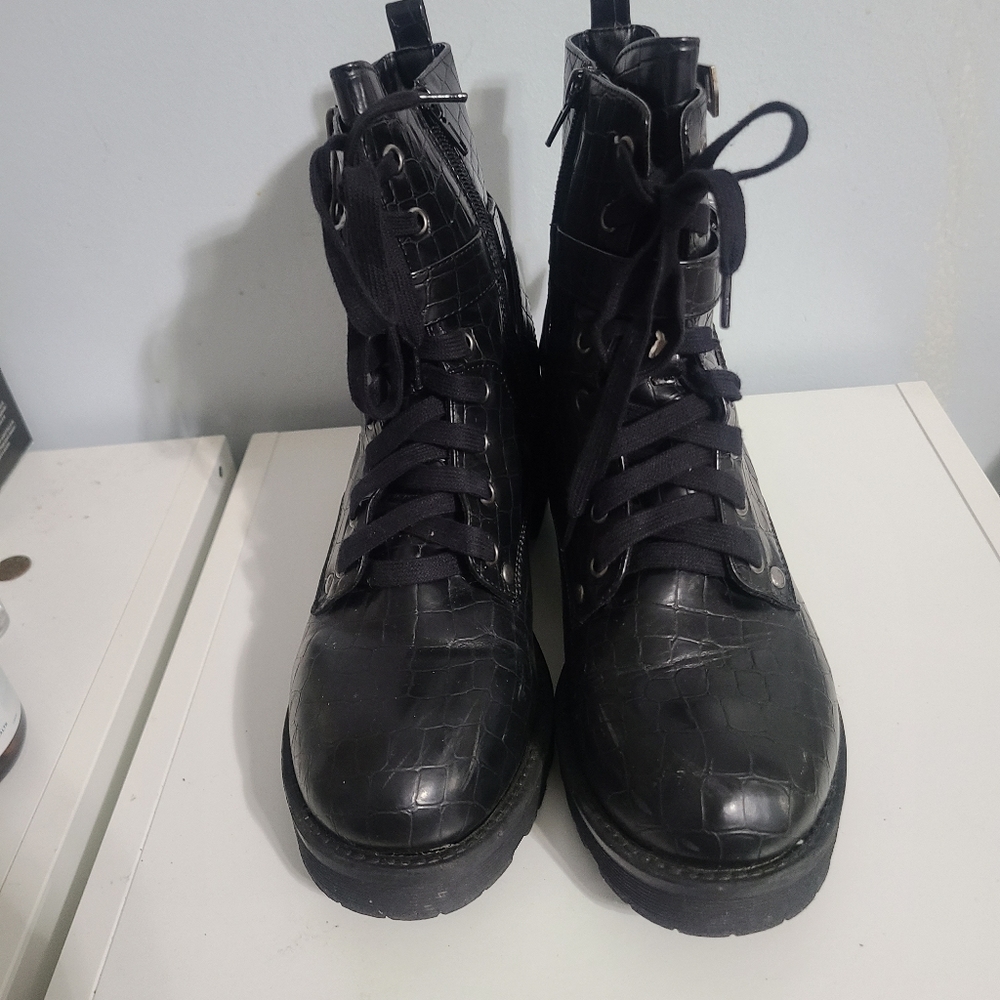Combat boots